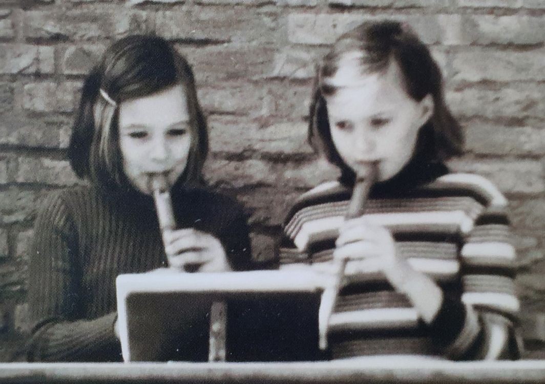 Ineke en José spelen blokfuit