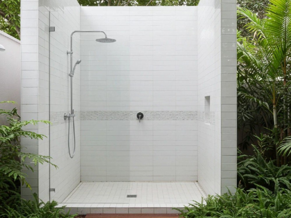 Een buitendouche voor de familie Hof